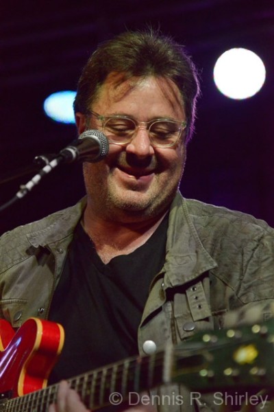 vince-gill-playing
